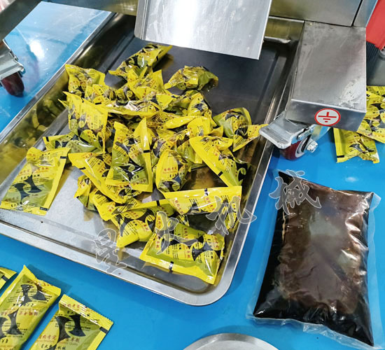 小袋立式液體包裝機-袋裝糖漿包裝機