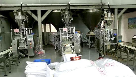 表面活性劑自動包裝機-水質改良劑包裝機應用現(xiàn)場